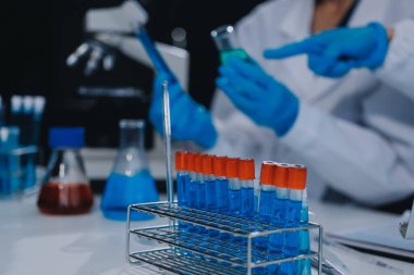 Klinik laboratuvarında çalışan araştırmacılar.