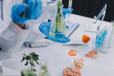 Yiyecek Tedarik Kimya Laboratuvarı. Laboratuvarda yiyecek, DNA modifiye edildi. Laboratuvarda genetik olarak değiştirilmiş gıdalar.