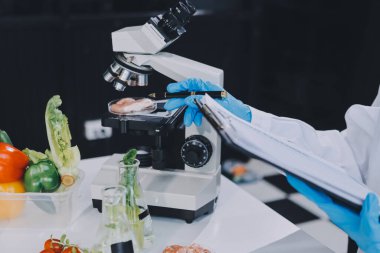 Yiyecek Tedarik Kimya Laboratuvarı. Laboratuvarda yiyecek, DNA modifiye edildi. Laboratuvarda genetik olarak değiştirilmiş gıdalar.