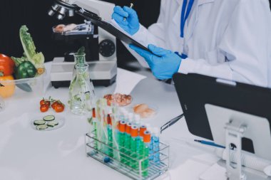 Yiyecek Tedarik Kimya Laboratuvarı. Laboratuvarda yiyecek, DNA modifiye edildi. Laboratuvarda genetik olarak değiştirilmiş gıdalar.