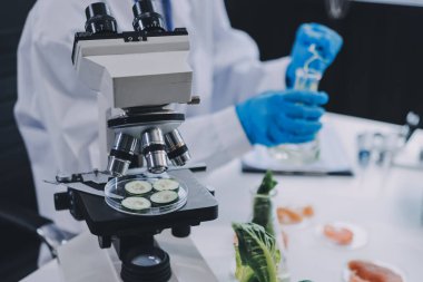 Yiyecek Tedarik Kimya Laboratuvarı. Laboratuvarda yiyecek, DNA modifiye edildi. Laboratuvarda genetik olarak değiştirilmiş gıdalar.