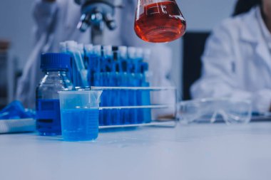 Klinik laboratuvarında çalışan araştırmacılar.