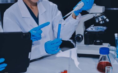 Klinik laboratuvarında çalışan araştırmacılar.