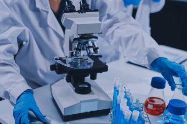 Klinik laboratuvarında çalışan araştırmacılar.