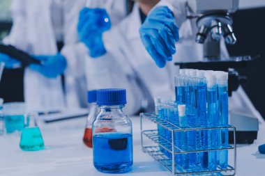 Klinik laboratuvarında çalışan araştırmacılar.