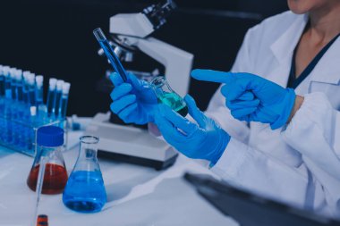 Klinik laboratuvarında çalışan araştırmacılar.