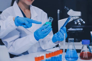 Klinik laboratuvarında çalışan araştırmacılar.