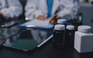 Profesyonel doktorlardan oluşan bir ekip ofisinde toplantı yapıyor.