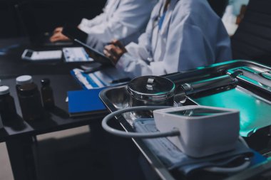 Profesyonel doktorlardan oluşan bir ekip ofisinde toplantı yapıyor.