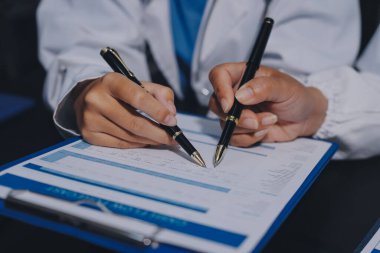 Profesyonel doktorlardan oluşan bir ekip ofisinde toplantı yapıyor.