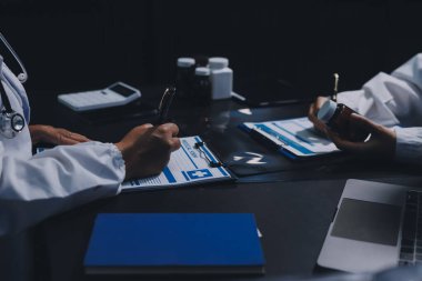 Profesyonel doktorlardan oluşan bir ekip ofisinde toplantı yapıyor.