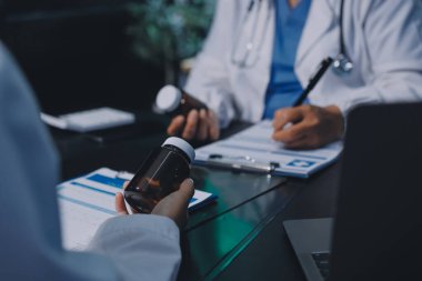 Profesyonel doktorlardan oluşan bir ekip ofisinde toplantı yapıyor.