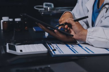 Profesyonel doktorlardan oluşan bir ekip ofisinde toplantı yapıyor.