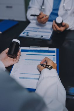 Profesyonel doktorlardan oluşan bir ekip ofisinde toplantı yapıyor.