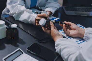 Profesyonel doktorlardan oluşan bir ekip ofisinde toplantı yapıyor.