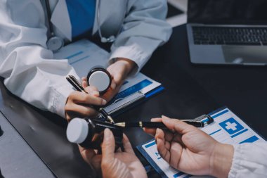 Profesyonel doktorlardan oluşan bir ekip ofisinde toplantı yapıyor.