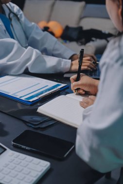 Profesyonel doktorlardan oluşan bir ekip ofisinde toplantı yapıyor.