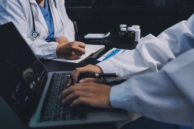 Profesyonel doktorlardan oluşan bir ekip ofisinde toplantı yapıyor.