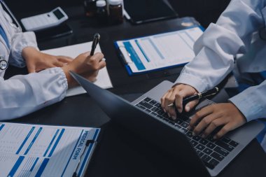 Profesyonel doktorlardan oluşan bir ekip ofisinde toplantı yapıyor.