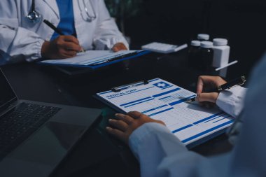 Profesyonel doktorlardan oluşan bir ekip ofisinde toplantı yapıyor.