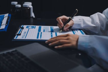 Profesyonel doktorlardan oluşan bir ekip ofisinde toplantı yapıyor.