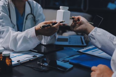 Profesyonel doktorlardan oluşan bir ekip ofisinde toplantı yapıyor.