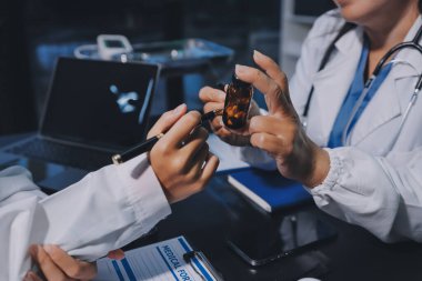 Profesyonel doktorlardan oluşan bir ekip ofisinde toplantı yapıyor.