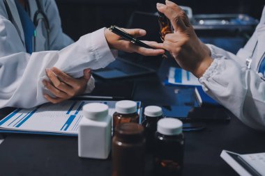 Profesyonel doktorlardan oluşan bir ekip ofisinde toplantı yapıyor.