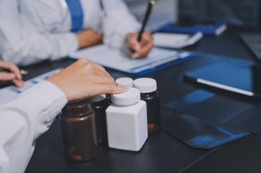 Profesyonel doktorlardan oluşan bir ekip ofisinde toplantı yapıyor.