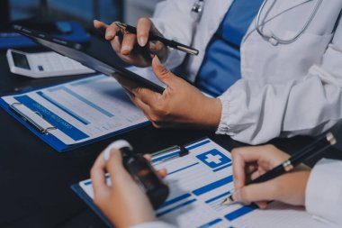 Profesyonel doktorlardan oluşan bir ekip ofisinde toplantı yapıyor.