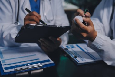 Profesyonel doktorlardan oluşan bir ekip ofisinde toplantı yapıyor.