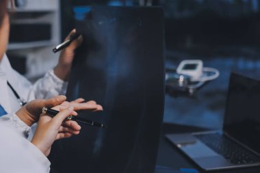 Profesyonel doktorlardan oluşan bir ekip ofisinde toplantı yapıyor.