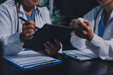 Profesyonel doktorlardan oluşan bir ekip ofisinde toplantı yapıyor.