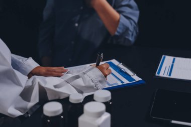 Doktor, hasta ve el bileğinde nabız var. Kan basıncı, sağlık veya hastanede danışmanlık için. Kadın tıp uzmanı, siyahi kadın veya klinikte sağlık hizmetleri, danışmanlık veya test için yardım eli