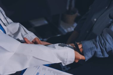 Doktor, hasta ve el bileğinde nabız var. Kan basıncı, sağlık veya hastanede danışmanlık için. Kadın tıp uzmanı, siyahi kadın veya klinikte sağlık hizmetleri, danışmanlık veya test için yardım eli