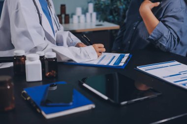 Doktor, hasta ve el bileğinde nabız var. Kan basıncı, sağlık veya hastanede danışmanlık için. Kadın tıp uzmanı, siyahi kadın veya klinikte sağlık hizmetleri, danışmanlık veya test için yardım eli