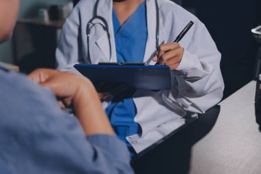 Doktor, hasta ve el bileğinde nabız var. Kan basıncı, sağlık veya hastanede danışmanlık için. Kadın tıp uzmanı, siyahi kadın veya klinikte sağlık hizmetleri, danışmanlık veya test için yardım eli