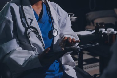 Doktor, hasta ve el bileğinde nabız var. Kan basıncı, sağlık veya hastanede danışmanlık için. Kadın tıp uzmanı, siyahi kadın veya klinikte sağlık hizmetleri, danışmanlık veya test için yardım eli