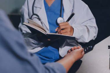 Doktor, hasta ve el bileğinde nabız var. Kan basıncı, sağlık veya hastanede danışmanlık için. Kadın tıp uzmanı, siyahi kadın veya klinikte sağlık hizmetleri, danışmanlık veya test için yardım eli