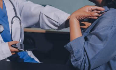 Doktor, hasta ve el bileğinde nabız var. Kan basıncı, sağlık veya hastanede danışmanlık için. Kadın tıp uzmanı, siyahi kadın veya klinikte sağlık hizmetleri, danışmanlık veya test için yardım eli