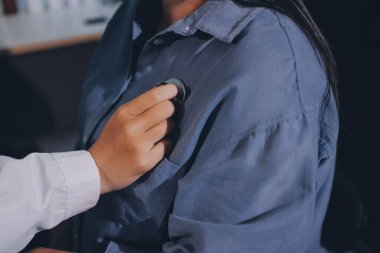 Konuşurken kalp atışı ve semptomlarını incelemek için steteskop kullanan erkek doktorun el görüntüsü.