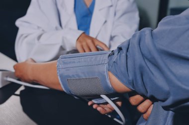 Doktorun kan basıncını ölçtüğü yakın plan.