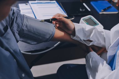 Doktorun kan basıncını ölçtüğü yakın plan.
