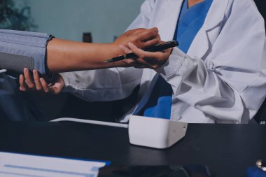 Doktorun kan basıncını ölçtüğü yakın plan.