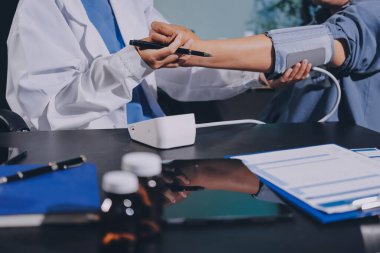 Doktorun kan basıncını ölçtüğü yakın plan.