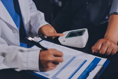 Doktorun kan basıncını ölçtüğü yakın plan.