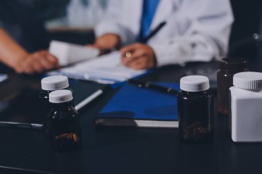 Doktorun kan basıncını ölçtüğü yakın plan.