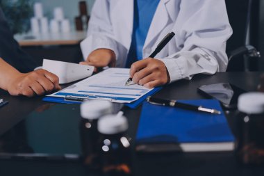 Doktorun kan basıncını ölçtüğü yakın plan.