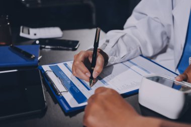 Doktorun kan basıncını ölçtüğü yakın plan.