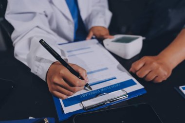 Doktorun kan basıncını ölçtüğü yakın plan.